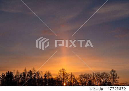 北海道 太陽柱 夜明けの自然現象の写真素材