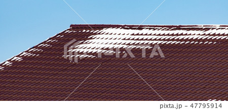 Snow on the roof of the house in winter Snow on the roof of the house in winter 47795914