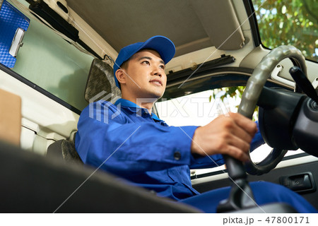 Delivery man driving van 47800171