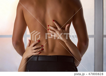 Female hands, male body. 47800828