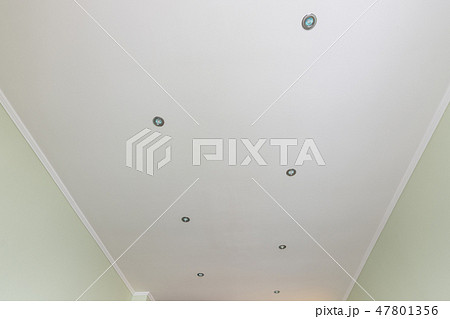 Flattened ceiling in the room, with spotlights  47801356