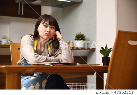 ダイニングテーブル ふてくされる主婦 ダイニングテーブル ふてくされる主婦 47802513