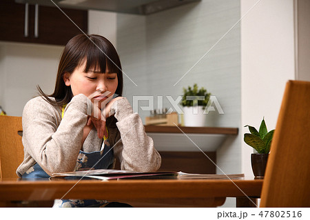 ダイニングテーブル ふてくされる主婦 ダイニングテーブル ふてくされる主婦 47802516