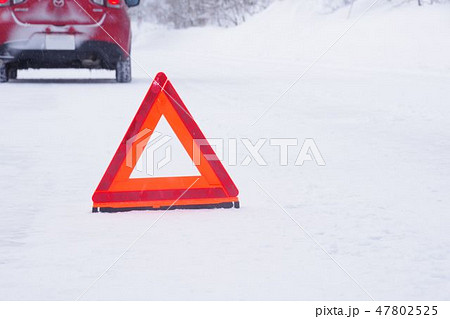 三角表示板 車トラブル 雪道の写真素材