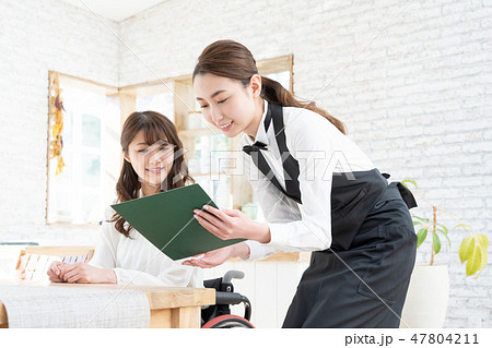 日本ユニバーサルマナー協会監修素材　レストラン 47804211