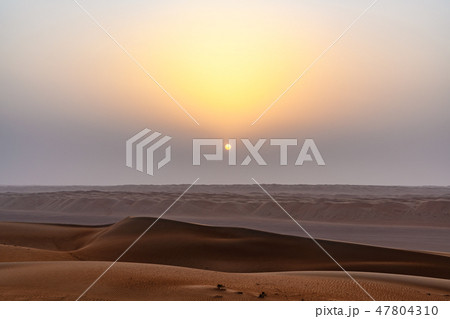 ワヒバ砂漠の日の出(オマーン、ワヒバ・サンズ) ワヒバ砂漠の日の出(オマーン、ワヒバ・サンズ) 47804310