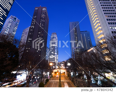 東京都　夜の新宿高層ビル街 47804342