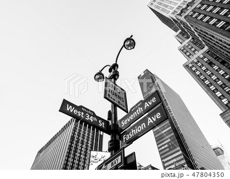 ニューヨーク マンハッタンの道路標識の写真素材 [47804350] - PIXTA