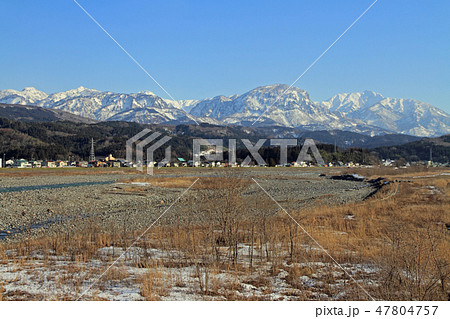 姫川河畔から望む冬の頸城山塊 47804757