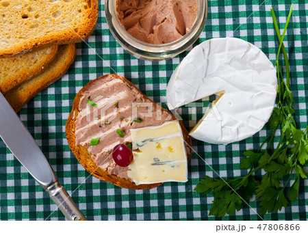 Toast with pate and blue cheese 47806866