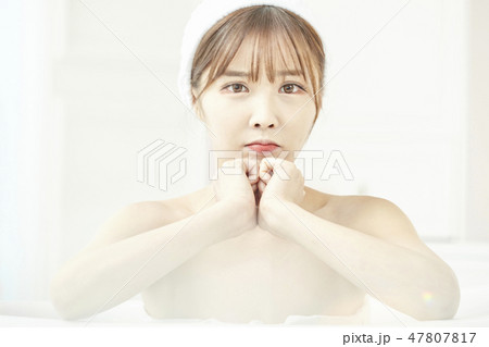 若い女性 女性 女 47807817