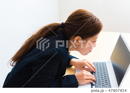 猫背の女性 47807854