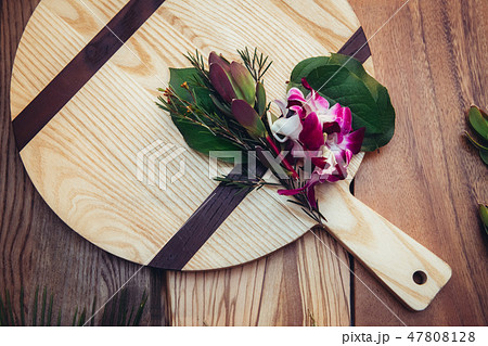 Round empty food wooden tray decor with flowers Round empty food wooden tray decor with flowers 47808128