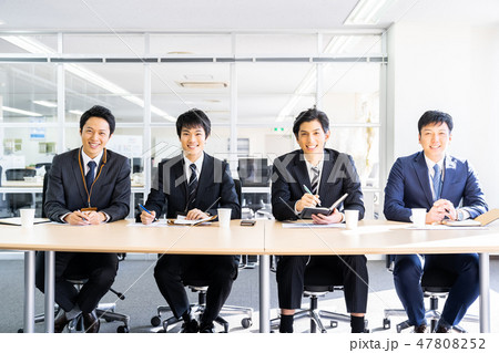 4人の男性会社員 ビジネスイメージ 同僚 チーム 4人の男性会社員 ビジネスイメージ 同僚 チーム 47808252