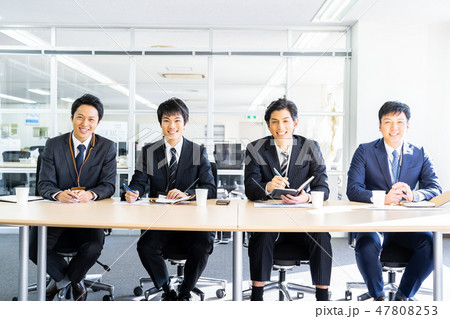 4人の男性会社員　ビジネスイメージ　同僚  チーム 47808253