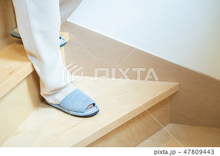 階段を下るシニア女性 高齢者 老人 階段を下るシニア女性 高齢者 老人 47809443