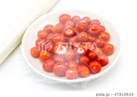 Fresh small tomato which are wrapped with plastic  47810639