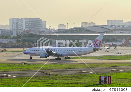 Airplane taxiing at Tan Son Nhat Airport Airplane taxiing at Tan Son Nhat Airport 47811003