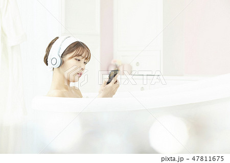 若い女性 韓国人 バスルーム 47811675