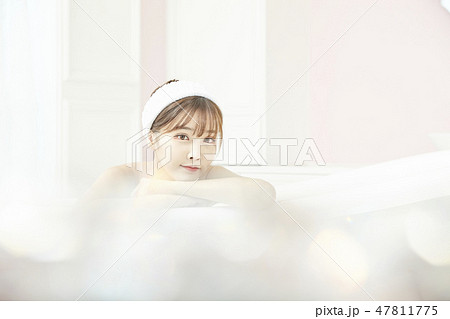 若い女性 韓国人 バスルーム 47811775