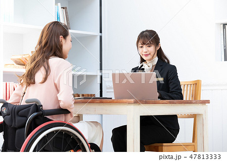 日本ユニバーサルマナー協会監修素材 フロントスタッフと車椅子の女性 日本ユニバーサルマナー協会監修素材 フロントスタッフと車椅子の女性 47813333