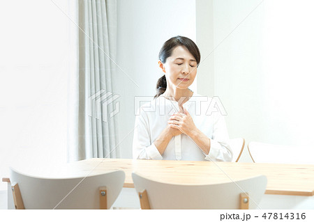 悩む女性 47814316