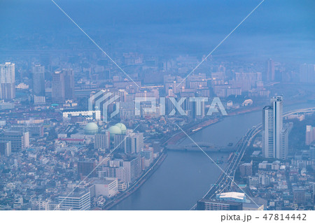 《東京都》霧に包まれた東京の朝 47814442