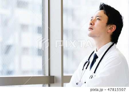 苦悩する医師 47815507