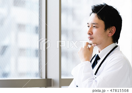 苦悩する医師 47815508