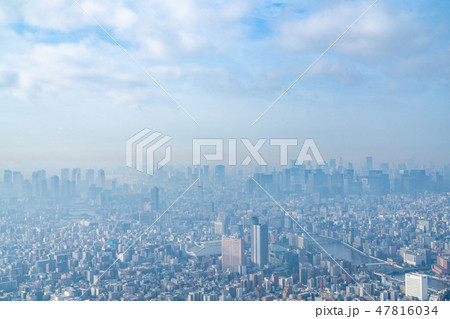 《東京都》霧に包まれた東京の朝 47816034