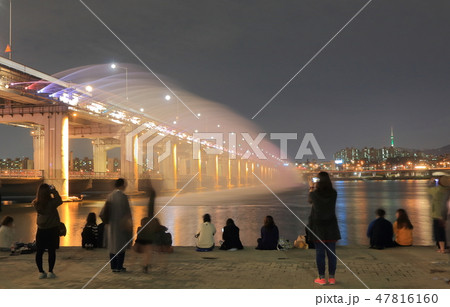 韓国　ソウルの盤浦大橋の噴水 47816160