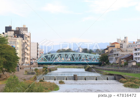 金沢市の市街地と犀川の風景 47816472