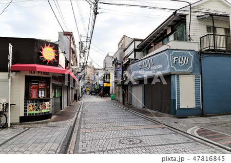 朝のどぶ板通り商店街 47816845