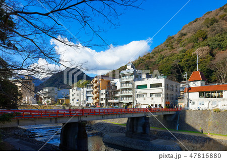 早川に架かるあじさい橋とと箱根湯本温泉街の町並み 47816880