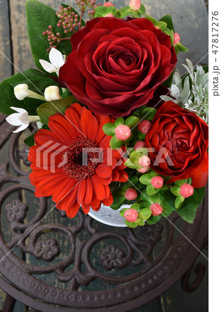 赤いバラのアレンジ 47817276