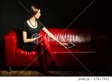 Fashion woman retro style with tablet Fashion woman retro style with tablet 47817462