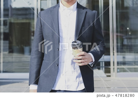 スーツを着た歩く男性ビジネスマン スーツを着た歩く男性ビジネスマン 47818280