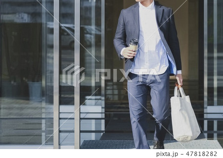 スーツを着た歩く男性ビジネスマン スーツを着た歩く男性ビジネスマン 47818282