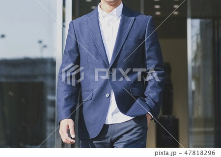 スーツを着た歩く男性ビジネスマン スーツを着た歩く男性ビジネスマン 47818296