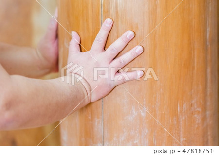 相撲の稽古をする力士 47818751