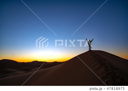 モロッコ・サハラ砂漠の日の出 47818975