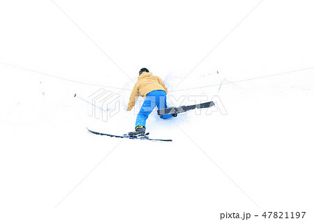 転ぶスキーヤーの写真素材