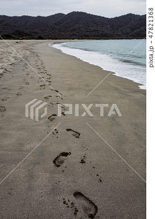 Foot steps in the sand on the beach 47821368