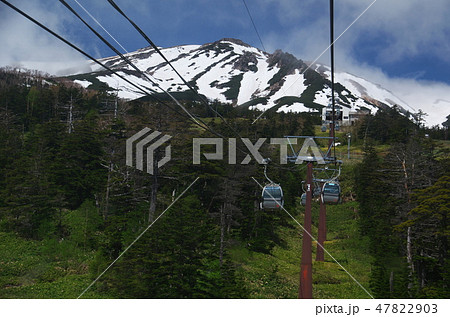 御岳ロープウェイのゴンドラから残雪の御嶽山を望む 47822903