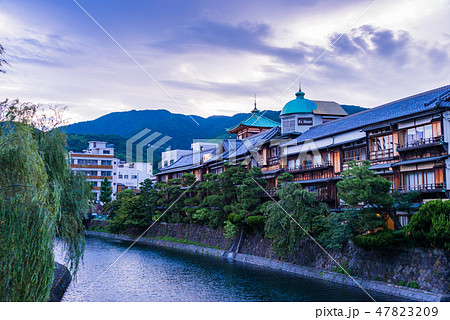 【静岡県伊東市】東海館付近、灯籠の流れ 47823209