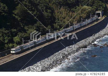 海岸沿いを行く、185系電車使用の特急踊り子 47824285