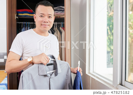 Man choosing shirt 47825182