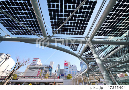 日本の川崎都市景観 川崎駅東口駅前広場のタクシーシェルターに設置された太陽光発電パネル 日本の川崎都市景観 川崎駅東口駅前広場のタクシーシェルターに設置された太陽光発電パネル 47825404