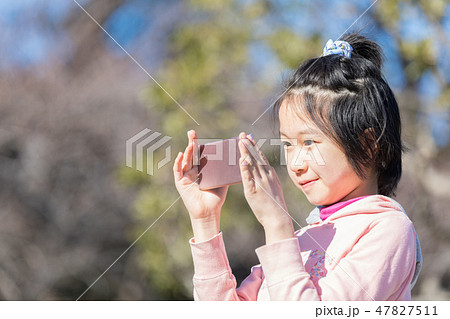 スマホを使う小学生 スマホを使う小学生 47827511