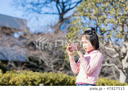 スマホを使う小学生 スマホを使う小学生 47827515